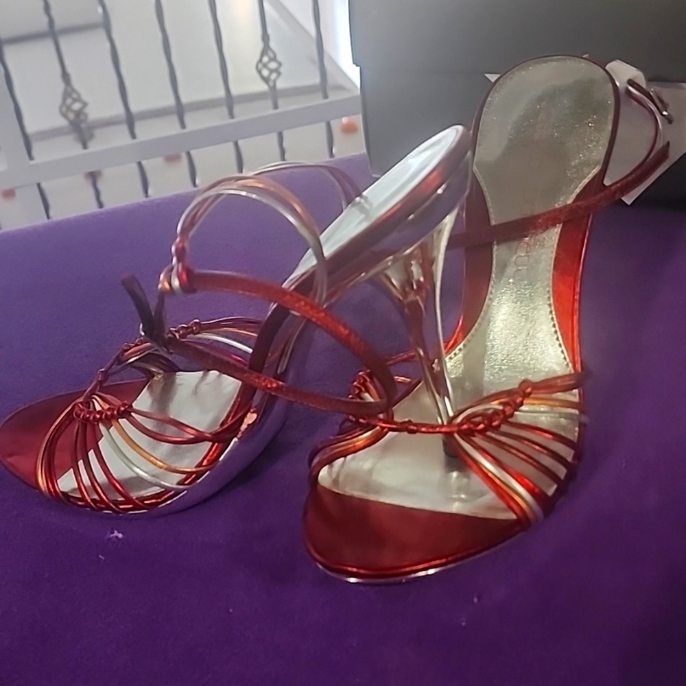 NIB sz 9 Strappy Platform Sandals